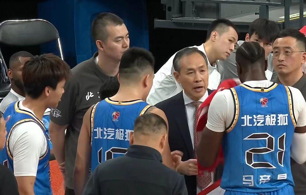 北京男篮伤病满营，杜锋重新启用张文逸，王哲林手指受伤